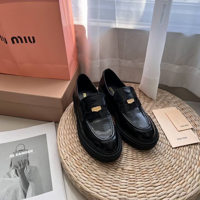出厂： Miu Miu 2025顶级专柜 早春新款 官网上新 独家首发 Miumiu 24Ss-复古金币厚底乐福鞋 休闲鞋 Miu潮鞋 Miu鞋控 时装周新款
