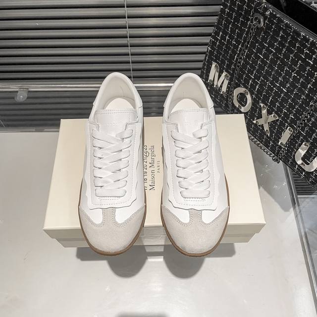 出厂： Masion Margiela 马吉拉mm6 情侣款德训鞋运动鞋 休闲小白鞋 四季可穿搭经典不过时的款，休闲又随意，多种材质撞色的拼接，时髦感倍增，鞋带