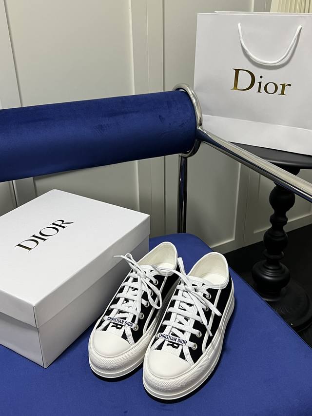 出厂： Dior 迪奥新品walk'N'Dior 厚底刺绣运动鞋 原版zp一比一复刻 顶级代购版本 这款 Walk'N'Dior 厚底运动鞋是一款时尚单品，提升