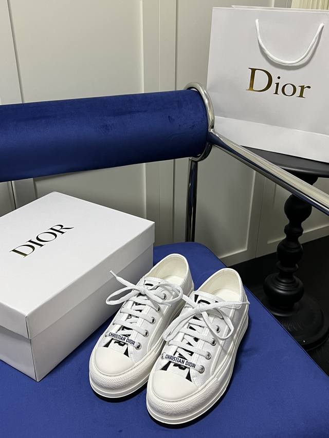 出厂： Dior 迪奥新品walk'N'Dior 厚底刺绣运动鞋 原版zp一比一复刻 顶级代购版本 这款 Walk'N'Dior 厚底运动鞋是一款时尚单品，提升