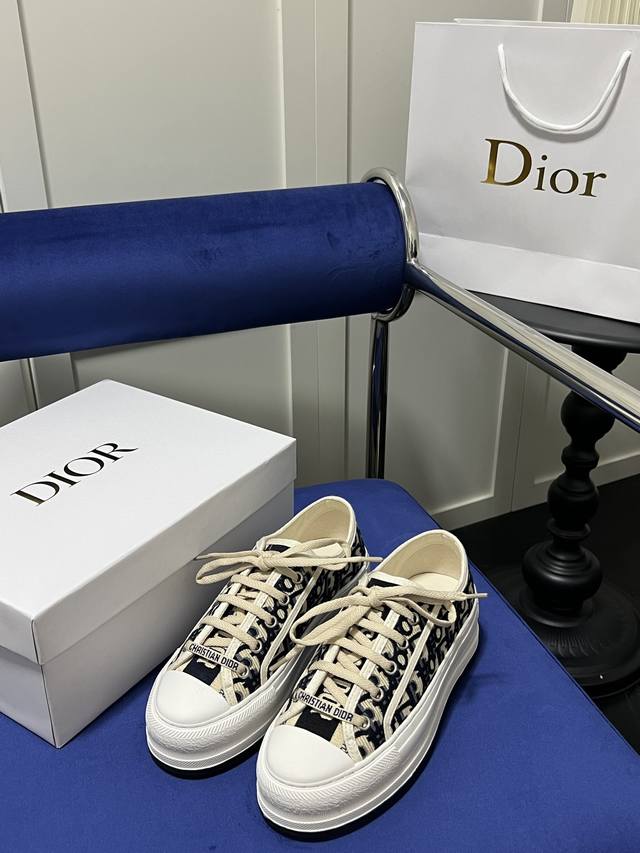 出厂： Dior 迪奥新品walk'N'Dior 厚底刺绣运动鞋 原版zp一比一复刻 顶级代购版本 这款 Walk'N'Dior 厚底运动鞋是一款时尚单品，提升