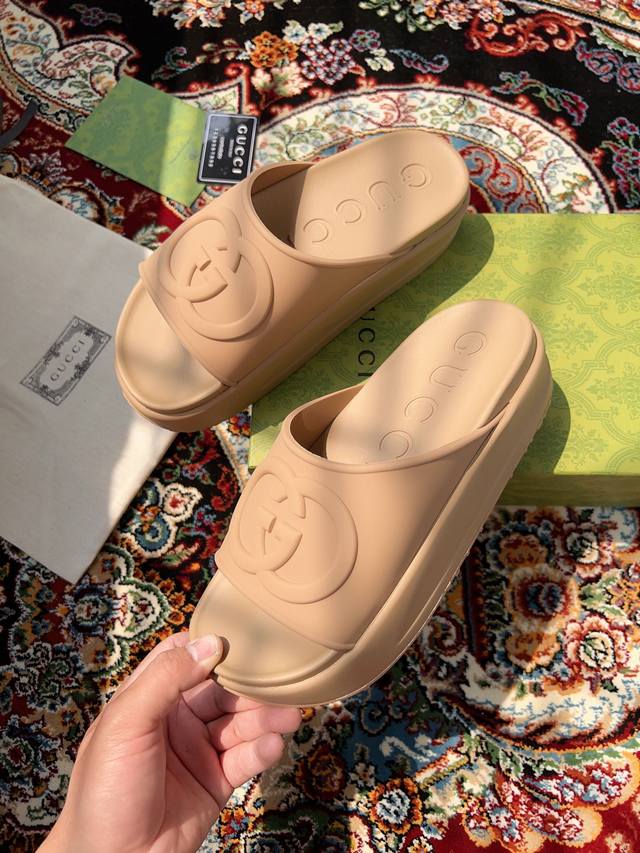 独家顶级版本 G*Ucci古*驰春夏最新爆款凉鞋系列 松糕厚底拖鞋 原单品质 ,原汁原味的欧式风格 上脚非常完美,穿搭上配此鞋，优雅大方，晶莹剔透，一比一定制，