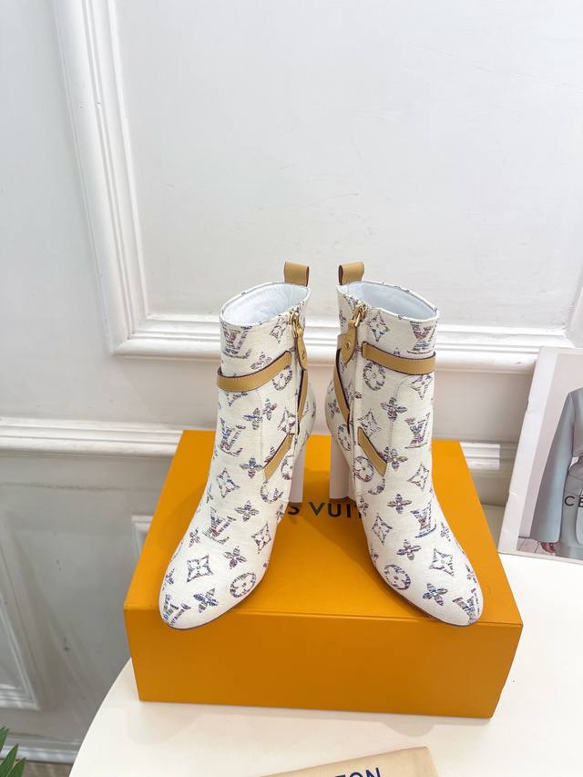 Lv 路易威登 24 秋冬新品 顶级版本 专柜主打最新款silhouette梅花跟及裸靴系列 硬货上新 代购级别！高级感十足！国内外博主刷爆的一款，复古又时髦