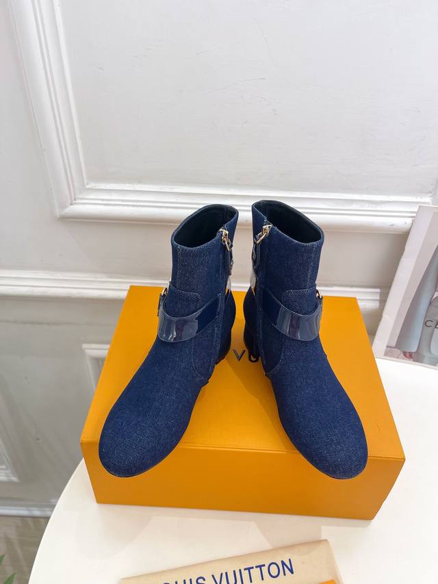 Lv 路易威登 24 秋冬新品 顶级版本 专柜主打最新款westside金属弹簧扣及裸靴系列 硬货上新 代购级别！高级感十足！国内外博主刷爆的一款，复古又时髦