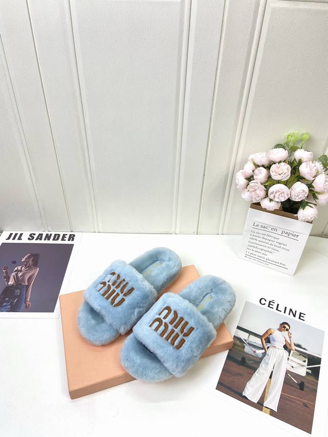 工厂 Miumiu经典秋冬字母毛毛拖鞋 这季节美鞋太多这款毛拖 真的是让我无法自拔真太可爱了～ 毛茸茸的羊毛是选用欧洲进口a级羊毛 我们做到与原版一致满鞋 全部