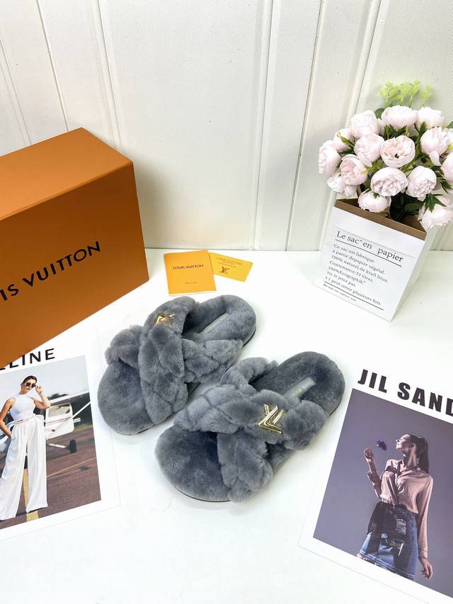 工厂 Lv 最新版面new Arrival ～毛毛鞋半拖毛拖 Winterbreak Comfert 平底拖鞋 Lv 金属字母扣 室内外穿着皆宜。纯羊羔毛材质，