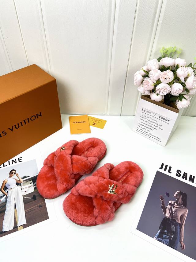 工厂 Lv 最新版面new Arrival ～毛毛鞋半拖毛拖 Winterbreak Comfert 平底拖鞋 Lv 金属字母扣 室内外穿着皆宜。纯羊羔毛材质，