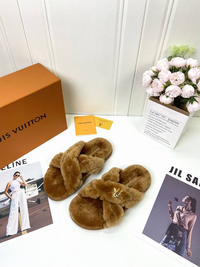 工厂 Lv 最新版面new Arrival ～毛毛鞋半拖毛拖 Winterbreak Comfert 平底拖鞋 Lv 金属字母扣 室内外穿着皆宜。纯羊羔毛材质，