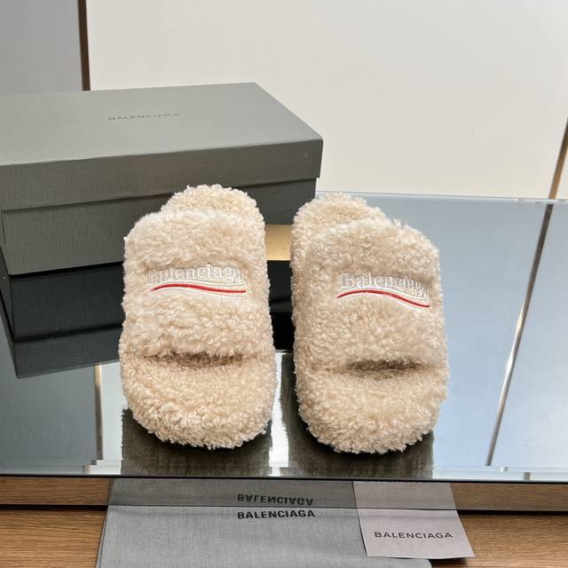 顶级版本 跑量价 Balenciaga 巴黎世家秋冬厚底毛拖鞋 太古汇原版购入，一比一完美做货。本身就是时髦决绝子单品，鞋底增高到5Cm；妙变长腿的毛拖还是少