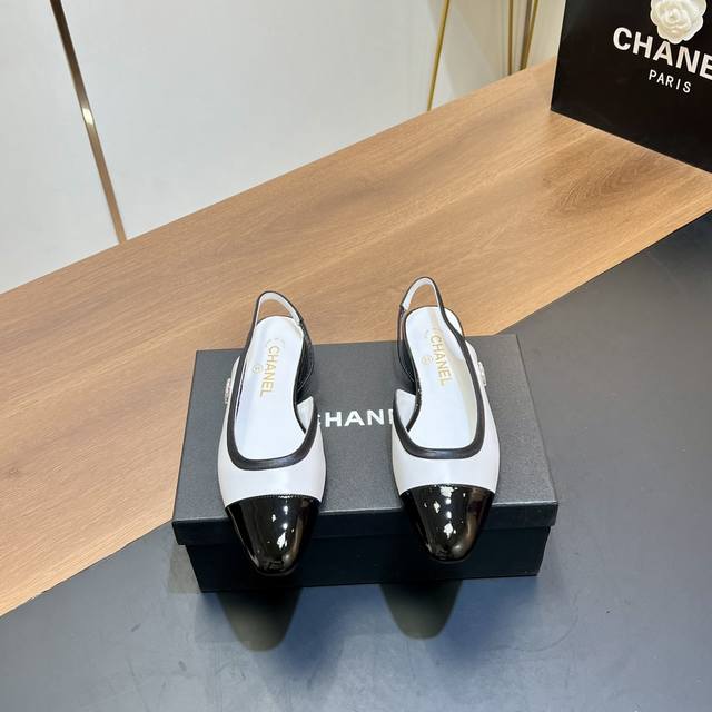 顶级版本 官网同步chanel 24早秋新款 平底后空鞋、Slingback凉鞋 香奶奶家一贯的优雅名媛气质 高级感十足 上脚非常nice～ 不管光脚穿或搭配裙