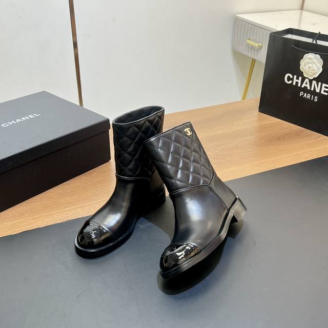 顶级版本 Chane*｜小香 经典简约菱格短靴马丁靴 中筒靴 本季秋冬季节必备单品！香奈儿女士钟爱简约又难以抗拒系 搭配展现与众不同的穿搭风格。时尚达人鞋柜必备