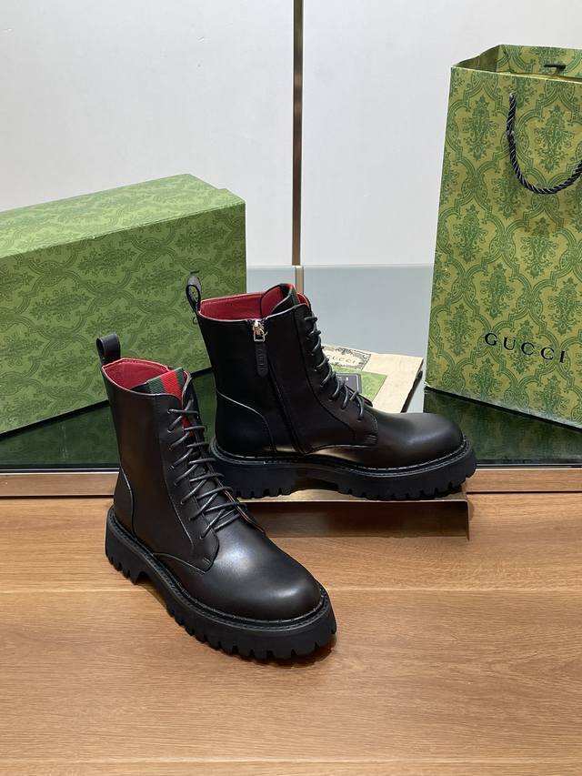 秋冬最新gucci 红绿织带侧拉链系带短靴沟纹厚底踝靴 切尔西靴烟管短靴代购级别 高端精品尖货 始创于190年代的原版品牌细节，在这双鞋上浪漫新生。取材自马术世