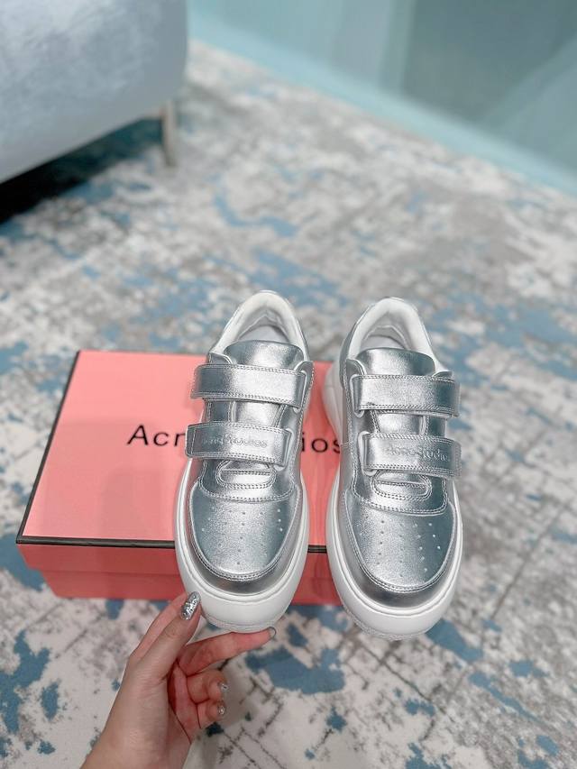 冲量价: Acne Studios 24Ss 最新厚底休闲魔术贴笑脸小白鞋渠道牛货！莞货 难得一见的好货！ 最受欢迎的单品当属小白鞋，可以搭配出n种风格，无论你