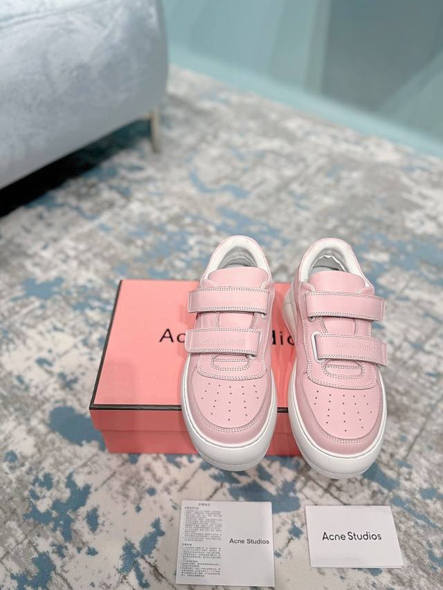 冲量价: Acne Studios 24Ss 最新厚底休闲魔术贴笑脸小白鞋渠道牛货！莞货 难得一见的好货！ 最受欢迎的单品当属小白鞋，可以搭配出n种风格，无论你