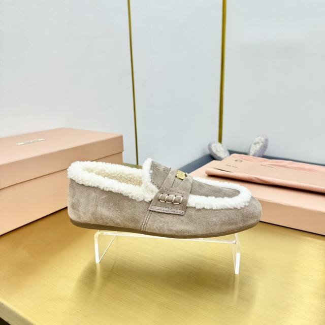 冲量价: Miumiu 缪缪 Ss秋冬驾车钱币款100%纯羊毛乐福豆豆鞋 走秀新款 开车小姐姐的福音复古时尚 简约高级 随意搭配 上脚非常舒适 鞋面采用金币和压