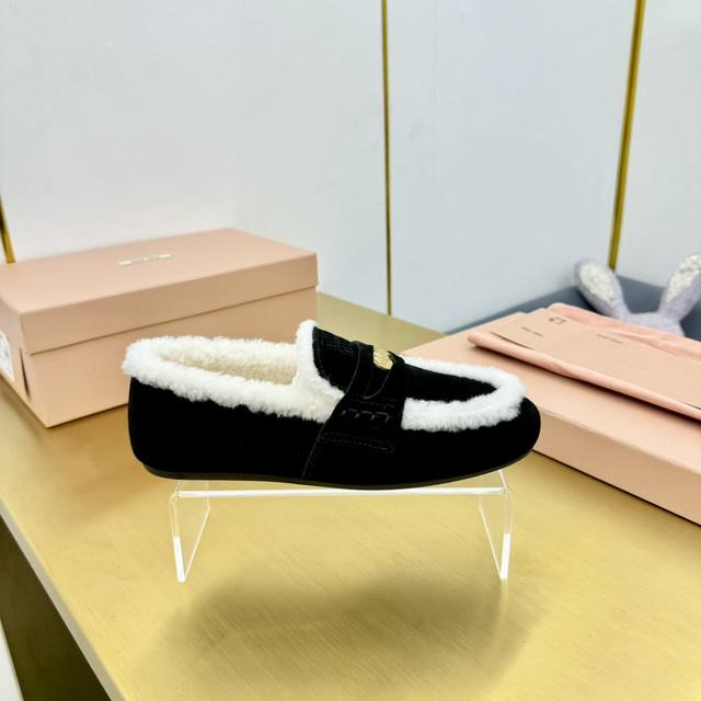 冲量价: Miumiu 缪缪 Ss秋冬驾车钱币款100%纯羊毛乐福豆豆鞋 走秀新款 开车小姐姐的福音复古时尚 简约高级 随意搭配 上脚非常舒适 鞋面采用金币和压