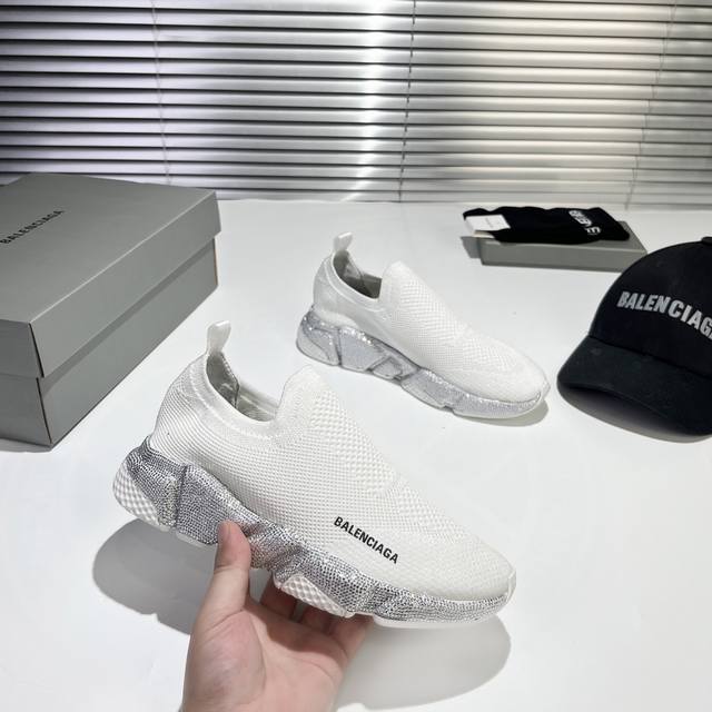 冲量价: Balenciaga巴黎世家闪面单鞋全球首发ins 微博杂志刷爆了专柜限定稀少款 捷克水晶烫钻特殊定制面料夏凉冷暖效果tpu十pu抽真空组合底 绝非市