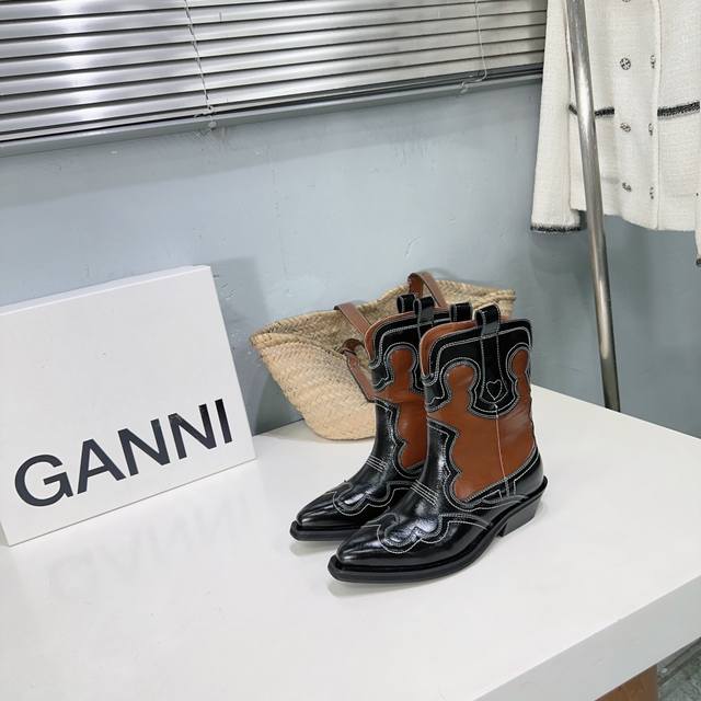 冲量价: 高品质！小众潮牌ganni24Ss秋冬秀款刺绣复古名族风牛仔靴西部美式靴骑士靴短靴 宋妍霏同款 刺绣拼接皮靴尖头高筒牛皮西部牛仔长靴，全网都在穿的ga