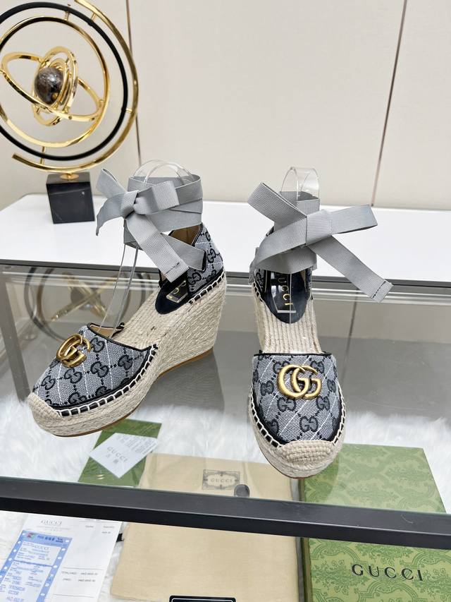 冲量价: Gucci 古奇坡跟渔夫凉鞋 厚底草编 高端品质 面料：双g面料电绣 内里：混种羊皮里 码数：35～42 颜色：黑灰色 各位新老客户图片已经更新请转图