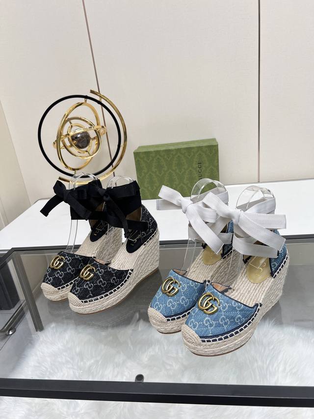 冲量价: Gucci 古奇坡跟渔夫凉鞋 厚底草编 高端品质 面料：双g面料电绣 内里：混种羊皮里 码数：35～42 颜色：黑灰色 各位新老客户图片已经更新请转图