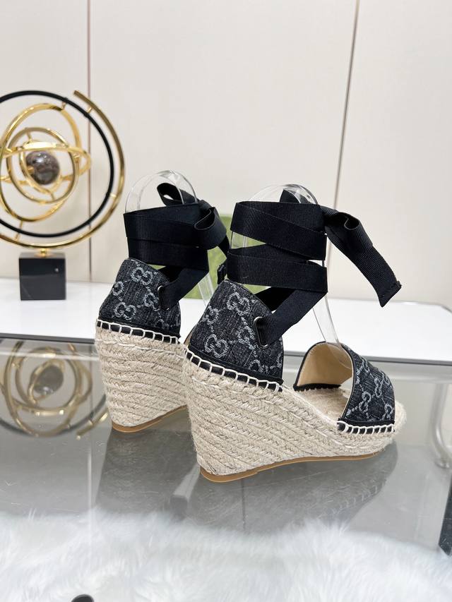 冲量价: Gucci 古奇坡跟渔夫凉鞋 厚底草编 高端品质 面料：双g面料电绣 内里：混种羊皮里 码数：35～42 颜色：黑灰色 各位新老客户图片已经更新请转图