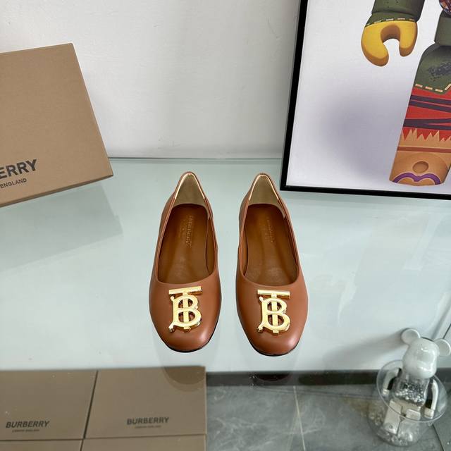 冲量价: 巴宝利burberry 经典格纹平底鞋 迄今为止最不挑人最不限年龄的一款鞋子 谁穿都好看别小瞧布面的成本 我们的鞋面采用三层贴布工艺 单外层格纹进口纤