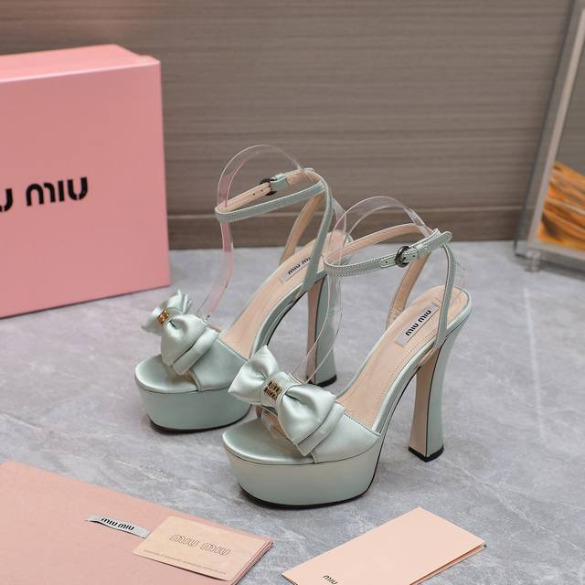冲量价: Miu Miu Ss最新走秀时装真丝蝴蝶花高跟鞋 原版购入、细节对照原版！顶级品质！ 精确到1：1 轻奢而不累脚、上脚可随意搭配春夏的服饰、更加彰显质