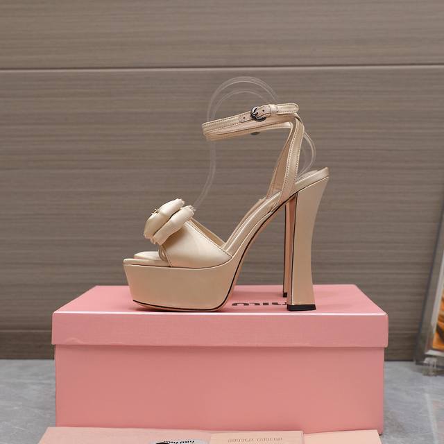冲量价: Miu Miu Ss最新走秀时装真丝蝴蝶花高跟鞋 原版购入、细节对照原版！顶级品质！ 精确到1：1 轻奢而不累脚、上脚可随意搭配春夏的服饰、更加彰显质