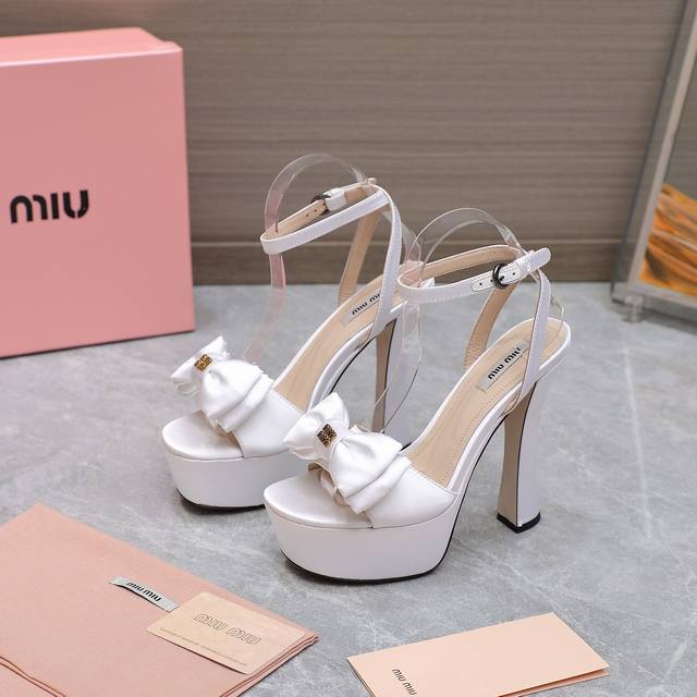 冲量价: Miu Miu Ss最新走秀时装真丝蝴蝶花高跟鞋 原版购入、细节对照原版！顶级品质！ 精确到1：1 轻奢而不累脚、上脚可随意搭配春夏的服饰、更加彰显质