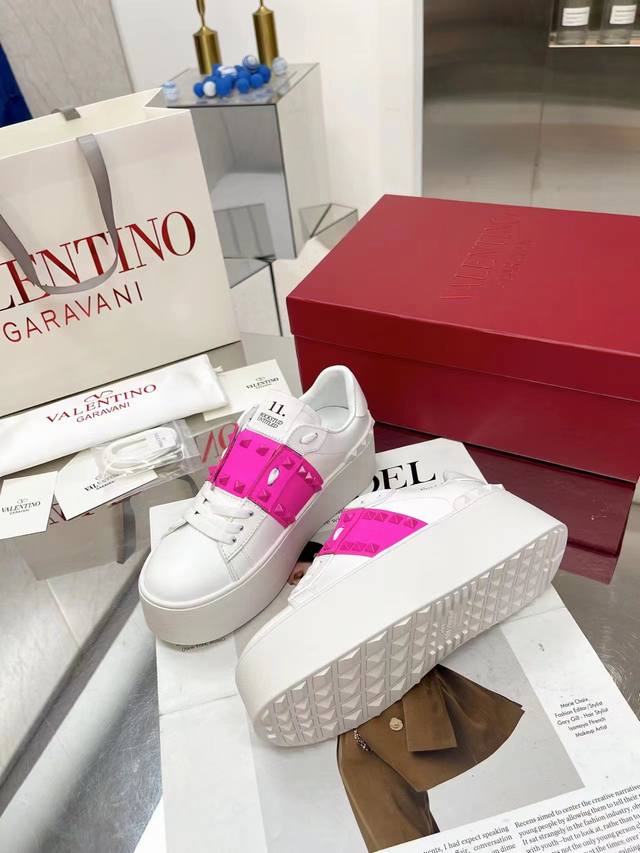 冲量价: 奴家最新厚底高版本 Valentino 华伦天奴23Ss春夏厚底柳钉运动休闲鞋小白鞋 最新款 爆款系列 日本上线后一鞋难求 超级火爆 经典柳钉系搭配厚