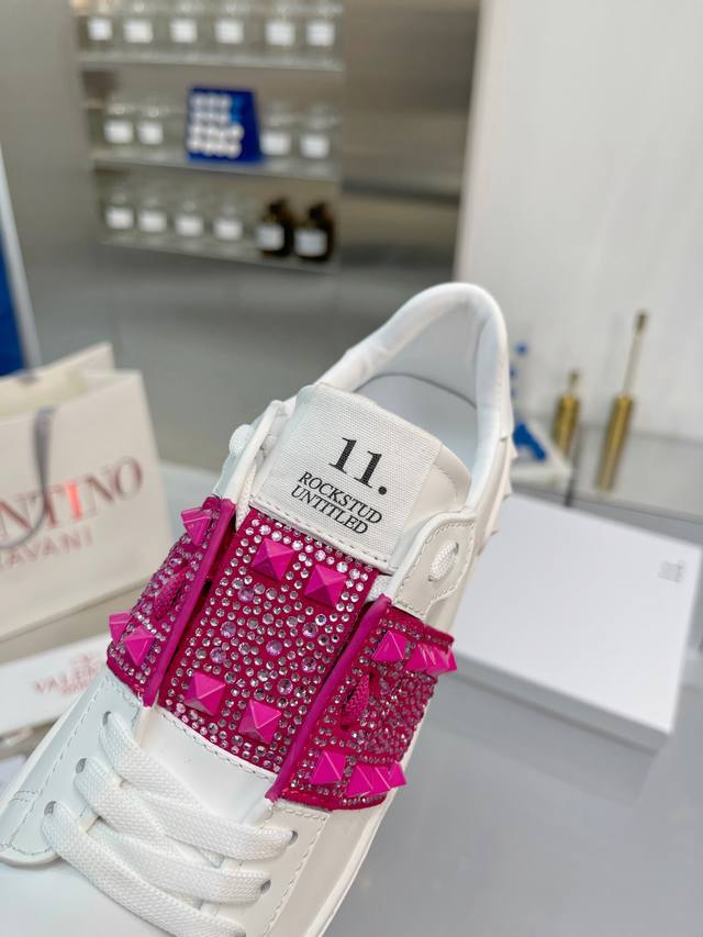 冲量价: 奴家最新厚底高版本 Valentino 华伦天奴23Ss春夏厚底柳钉运动休闲鞋小白鞋 最新款 爆款系列 日本上线后一鞋难求 超级火爆 经典柳钉系搭配厚