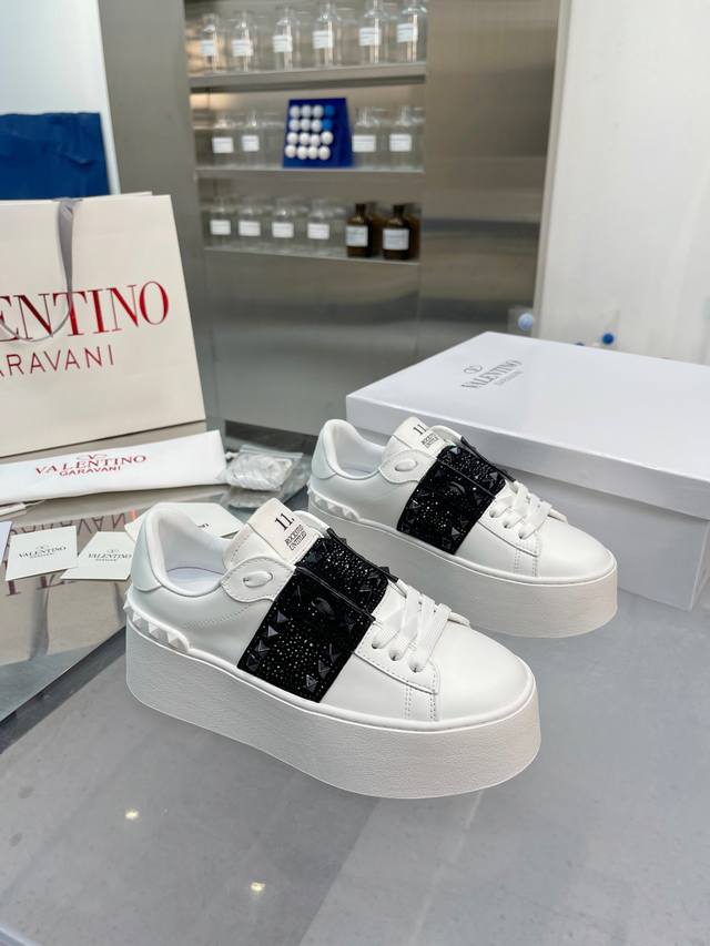 冲量价: 奴家最新厚底高版本 Valentino 华伦天奴23Ss春夏厚底柳钉运动休闲鞋小白鞋 最新款 爆款系列 日本上线后一鞋难求 超级火爆 经典柳钉系搭配厚