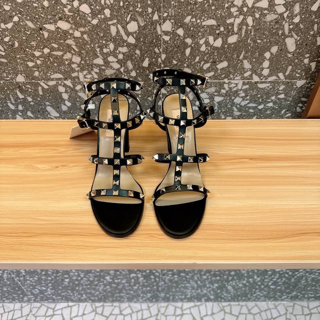 冲量价: Valen*‘Tino 铆钉凉鞋经典之作，自rockstud Collection系列推出以来，俨然成了valen**Tino一个重要的标志性元素之一