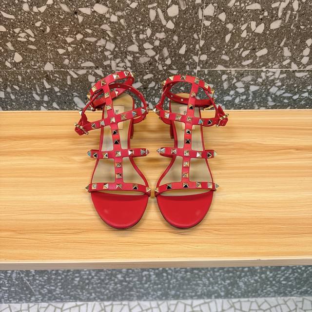 冲量价: Valen*‘Tino 铆钉凉鞋经典之作，自rockstud Collection系列推出以来，俨然成了valen**Tino一个重要的标志性元素之一