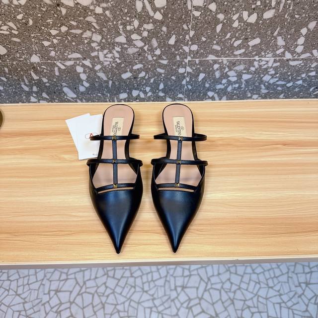 冲量价: Valentino 华伦天奴 最火爆新品 新款穆勒鞋 也太好穿啦... 最新logo饰扣 与性感尖头完美结合简直是夏天时髦巅峰原版复刻 大底：意大利真