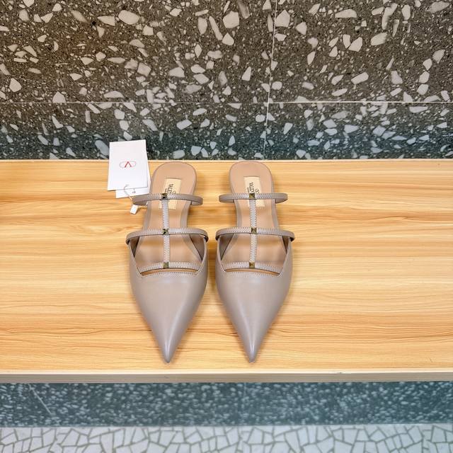 冲量价: Valentino 华伦天奴 最火爆新品 新款穆勒鞋 也太好穿啦... 最新logo饰扣 与性感尖头完美结合简直是夏天时髦巅峰原版复刻 大底：意大利真