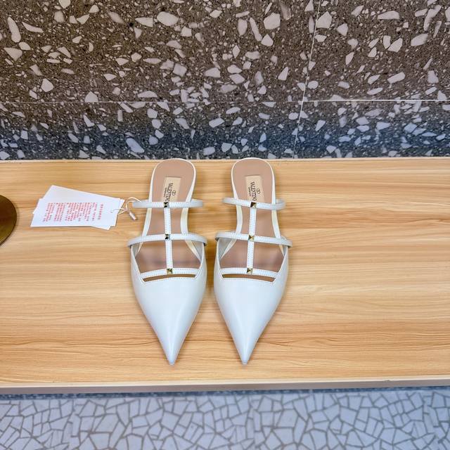 冲量价: Valentino 华伦天奴 最火爆新品 新款穆勒鞋 也太好穿啦... 最新logo饰扣 与性感尖头完美结合简直是夏天时髦巅峰原版复刻 大底：意大利真