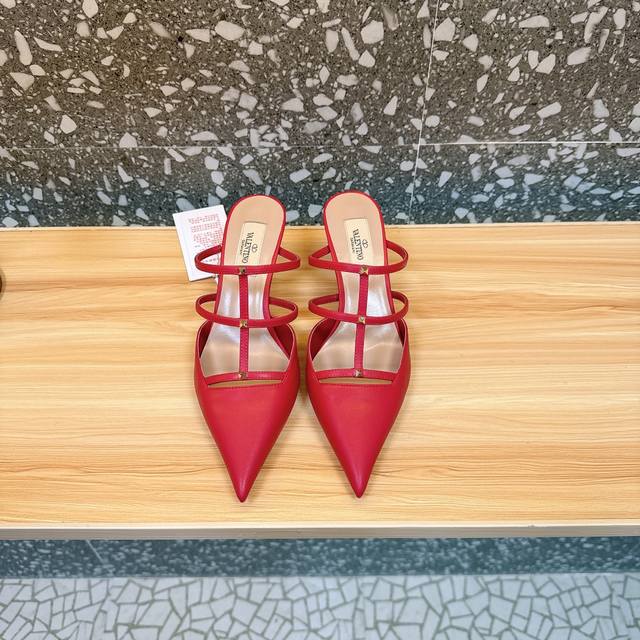 冲量价: Valentino 华伦天奴 最火爆新品 新款穆勒鞋 也太好穿啦... 最新logo饰扣 与性感尖头完美结合简直是夏天时髦巅峰原版复刻 大底：意大利真