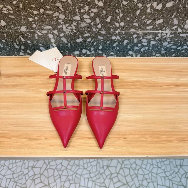 冲量价: Valentino 华伦天奴 最火爆新品 新款穆勒鞋 也太好穿啦... 最新logo饰扣 与性感尖头完美结合简直是夏天时髦巅峰原版复刻 大底：意大利真