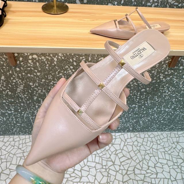 冲量价: Valentino 华伦天奴 最火爆新品 新款穆勒鞋 也太好穿啦... 最新logo饰扣 与性感尖头完美结合简直是夏天时髦巅峰原版复刻 大底：意大利真