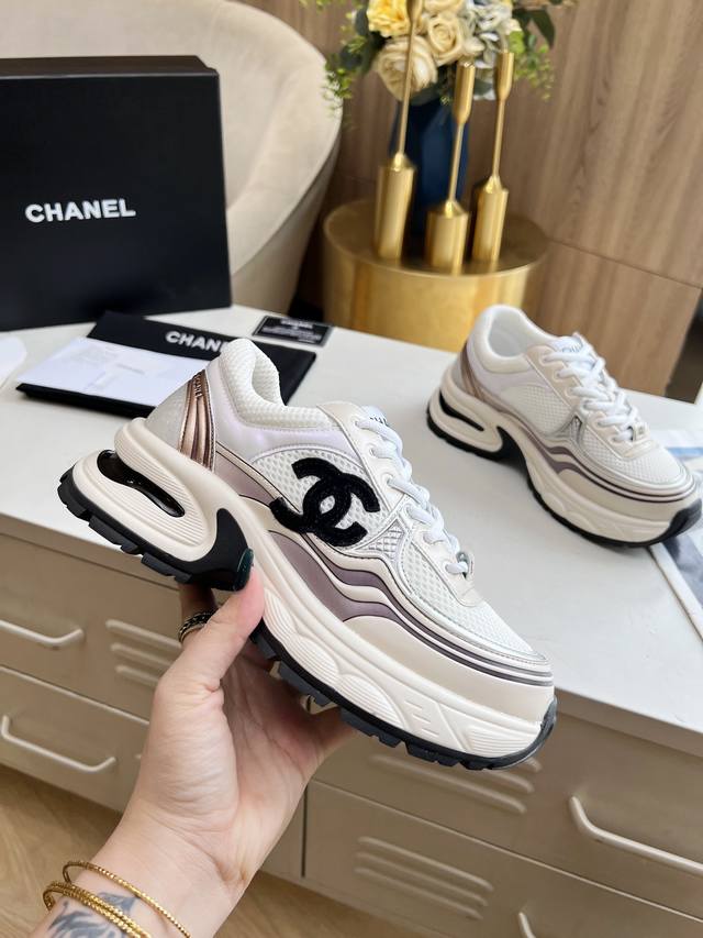 冲量价: Chanel 香奈儿早春度假系列 最新款休闲运动鞋 银白，金白，银灰，黑红！无敌漂亮又好穿 非常轻便，内里也是超级软，超级舒服，鞋面透气设计，配色高级