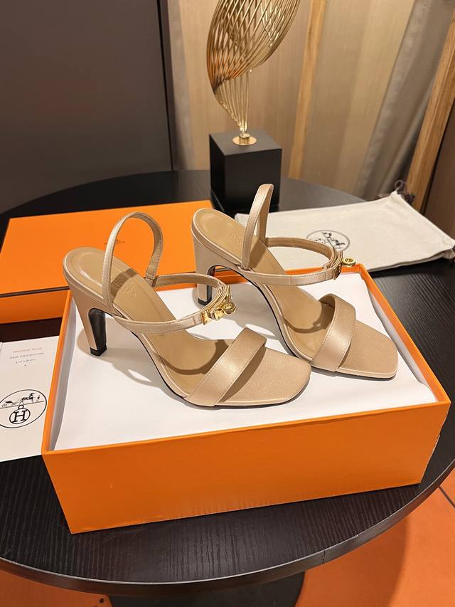 冲量价: 将经典延续 Hermes 爱马仕经典h高跟凉鞋系列 时尚经典又百搭 超级舒服 历时半年拆卸原版开发 匠心精神 每个细节都做到极致 设计简约流畅 打造时