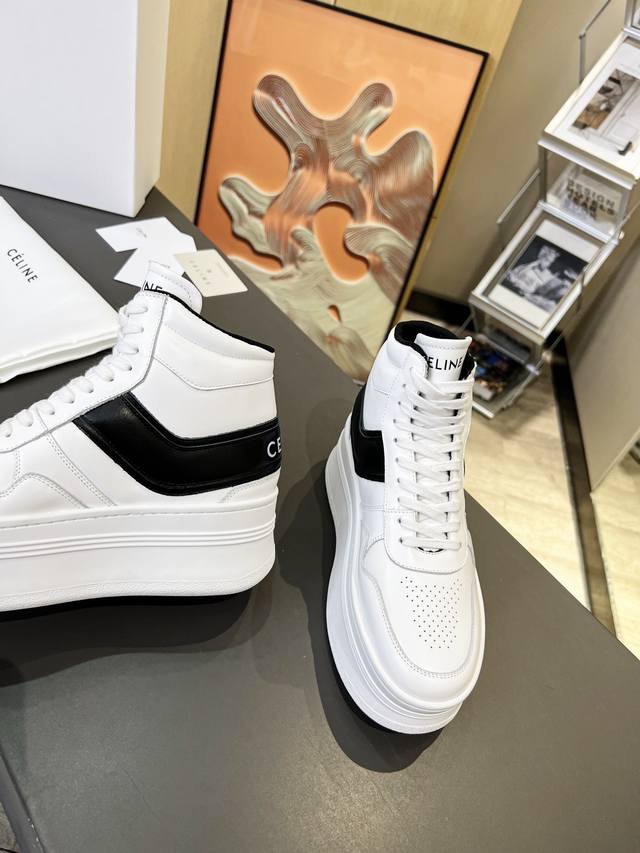 冲量价: Celine Ss 厚底高帮小白鞋 这款celine秋冬的新品，非常百搭的绝对不会出错的一款，特别是在搭比较长的阔腿裤牛仔裤时效果非常好，可以很好的拉