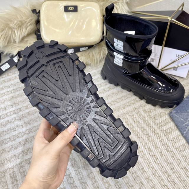 冲量价: .Ugg多巴胺雪地靴毛毛鞋 新款是真的时髦啊！是懂我们年轻人喜欢多巴胺穿搭的 我选的这双奶咖白配色太适合溜达穿了 傍晚的风吹着，再搭个宽松的上衣，随意