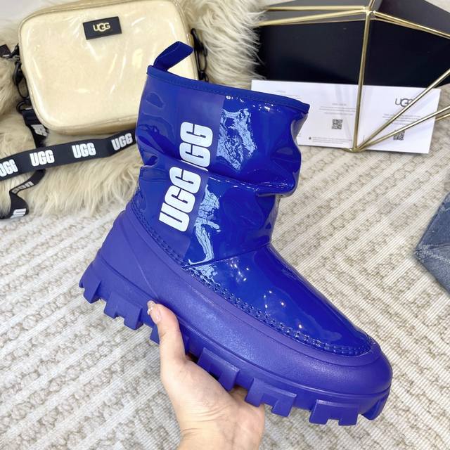 冲量价: .Ugg多巴胺雪地靴毛毛鞋 新款是真的时髦啊！是懂我们年轻人喜欢多巴胺穿搭的 我选的这双奶咖白配色太适合溜达穿了 傍晚的风吹着，再搭个宽松的上衣，随意