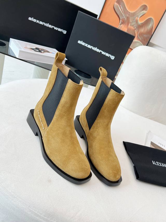 冲量价: Alexander Wang 亚历山大 王 秋冬新品 纽约时装周大王字母靴上新 Ins风格新款推出 使用了大王经典方跟简洁风，讲究线条的设计理念，女王
