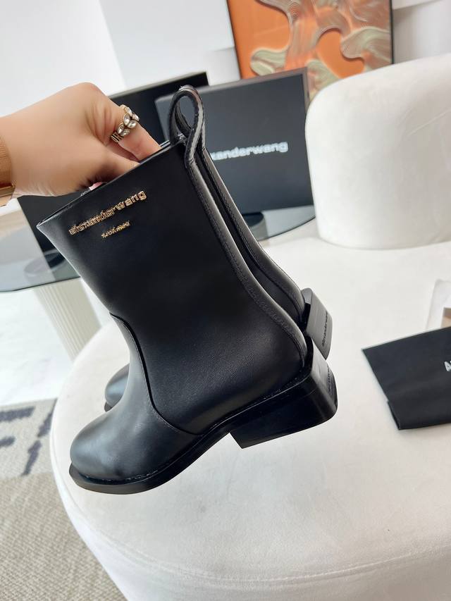 冲量价: Alexander Wang 亚历山大 王 秋冬新品 纽约时装周大王字母靴上新 Ins风格新款推出 使用了大王经典方跟简洁风，讲究线条的设计理念，女王