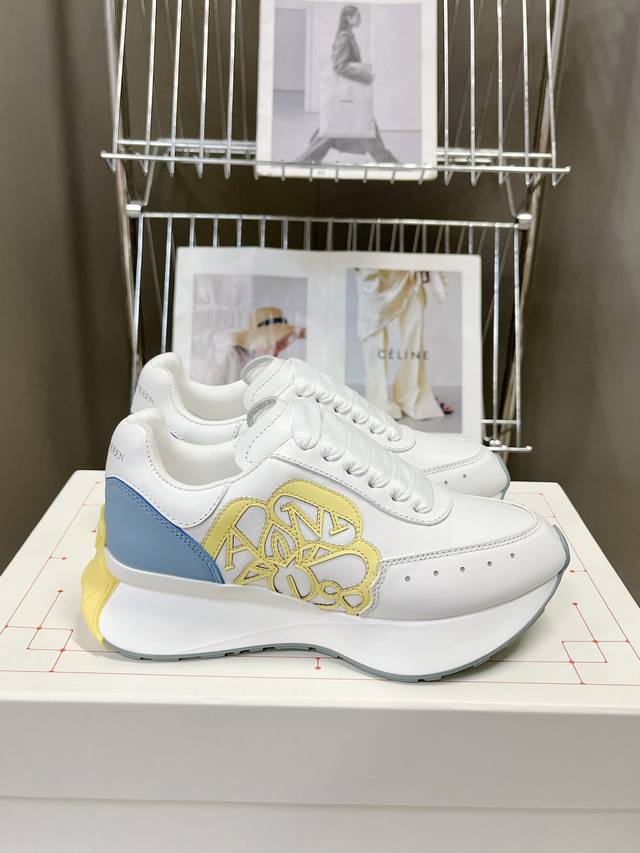 冲量价: 官网同步上新alexander Mcqueen 亚历山大麦昆 春夏男女sprint运动情侣款 鞋侧面饰有时尚个性字母seal Logo组合雕花标志 内