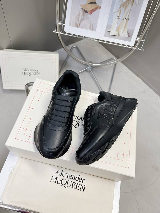 冲量价: 官网同步上新alexander Mcqueen 亚历山大麦昆 春夏男女sprint运动情侣款 鞋侧面饰有时尚个性字母seal Logo组合雕花标志 内