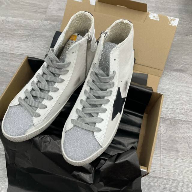 高版本 高帮 Francy系列 明星私服上脚示范 就是这么百搭 ！再也不用担心洗鞋的问题啦！ 鞋面原版牛皮 内里定制毛巾料+意大利牛皮， 独家开模乳胶垫 3.2